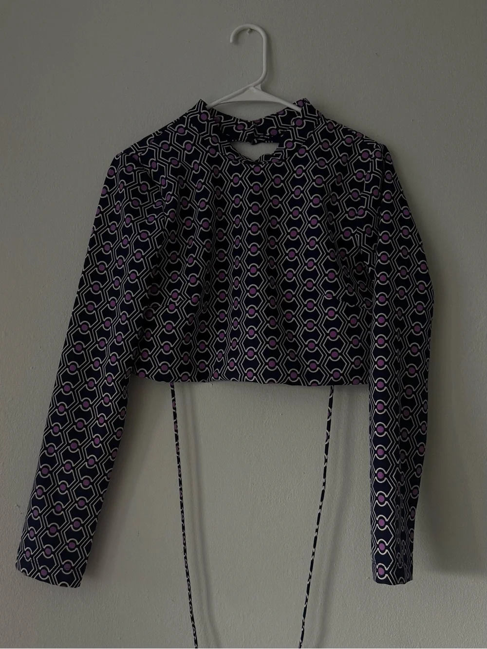 Geometric Print Backless Long-Sleeve Cropped Top